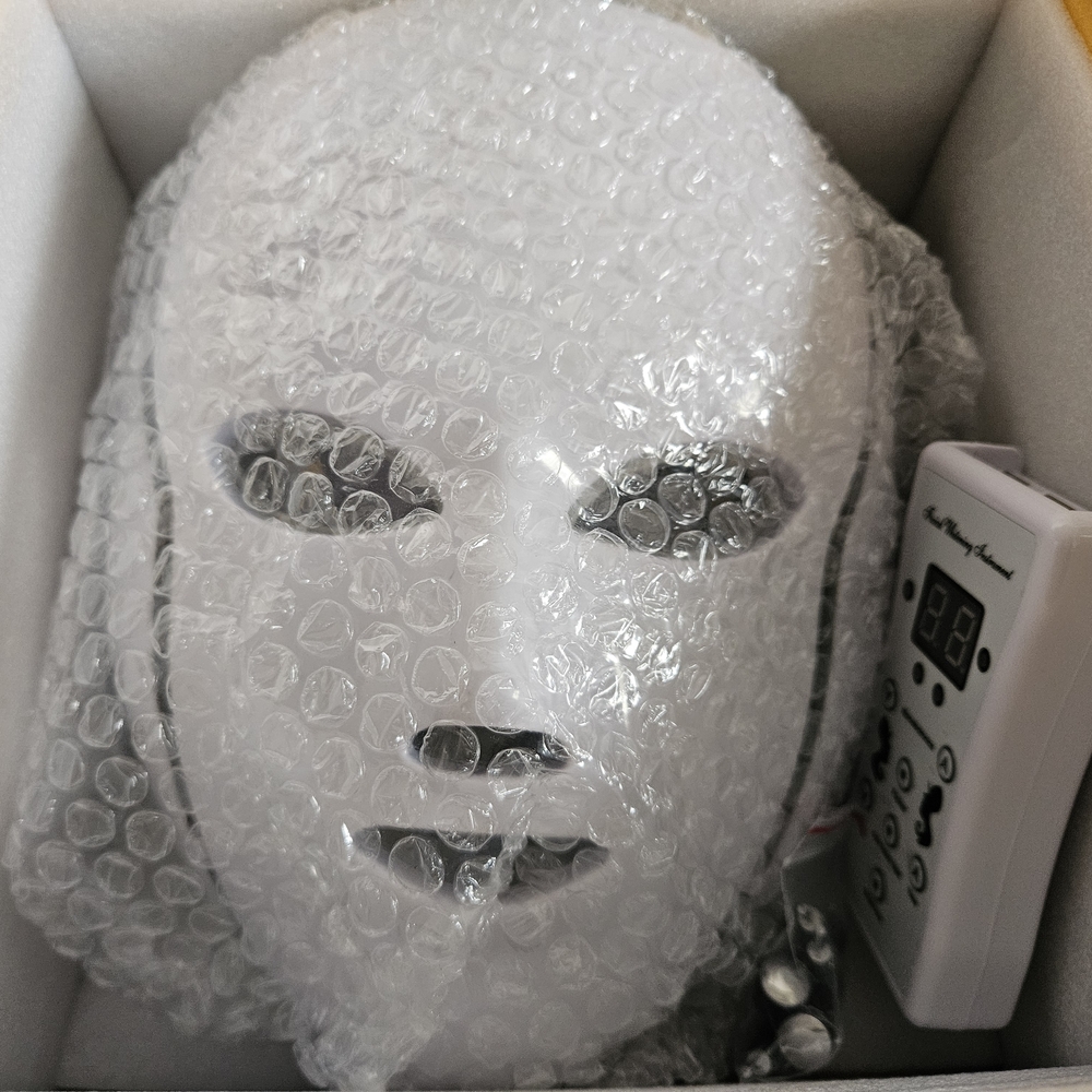 White LED Face Mask - Picture 4 of 5
